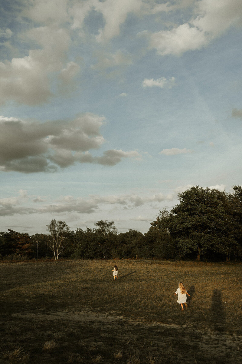 Gezinsfotografie in Nijlen tijdens golden hour – pure, spontane momenten vastgelegd in de heide.