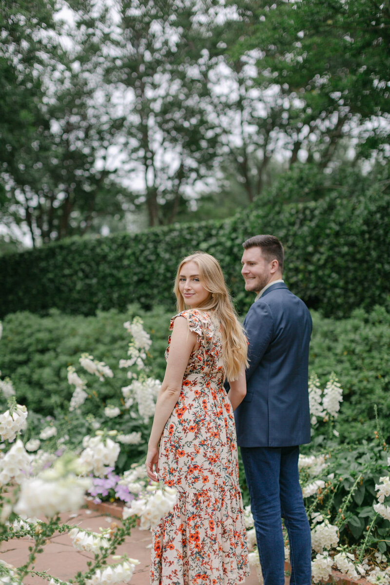 engagement photos in botanical gardens, dallas texas