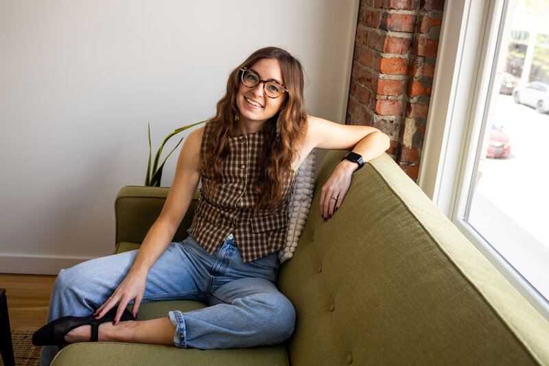 Therapist offering couples counseling in Kansas City during a session