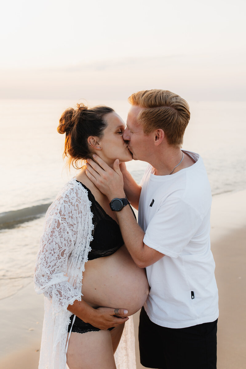 Zwangerschapsshoot bij de zee strand