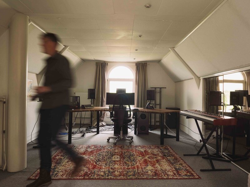 Earforce-Geluidsstudio-Amsterdam-Audio-Post-Voiceover-Geluidsproducties-muziek-podcast-webinar-studio-5-zolder