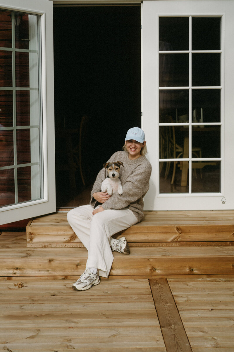 Kuvassa on pöydän päällä vihertävä lastulevy, jonka päällä on paperi, kynä, kaulin, keramiikkaveitsi ja sieni pienen kupin päällä.