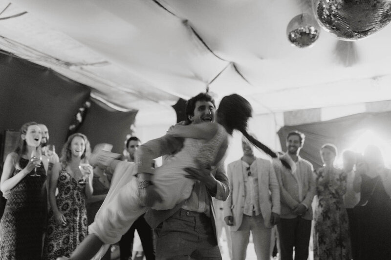 Vienna Photographer captures joyful wedding dance party with guests during celebration in Vienna

