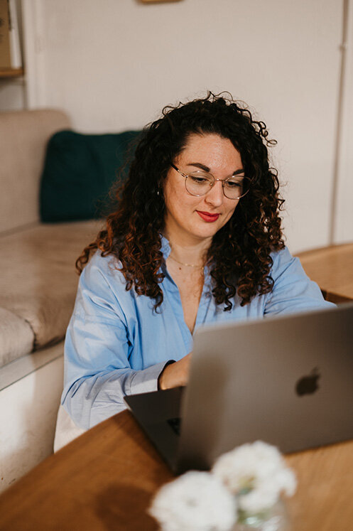 Alexiane, fondatrice de Sagittae Design travaille sur un site internet