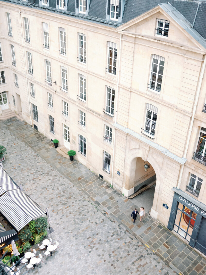 Couple devant la porte, architecture, St Emilion, Aquitaine