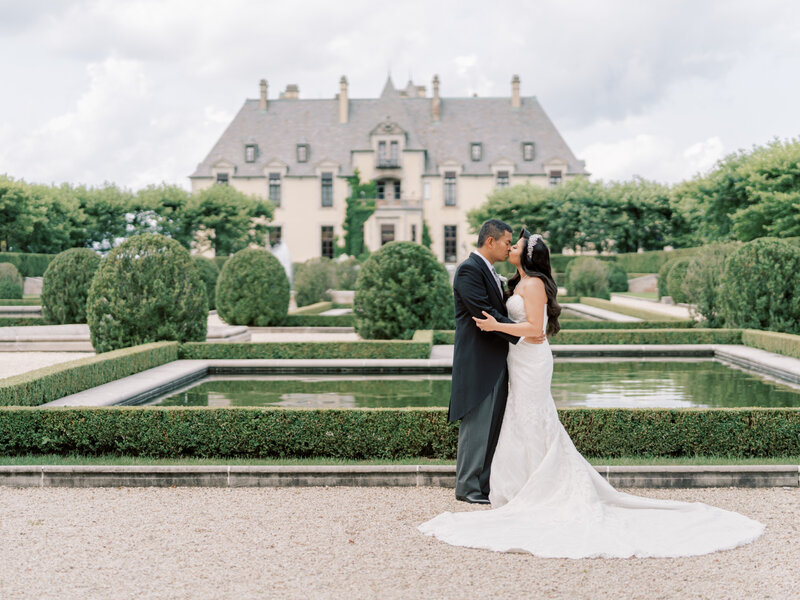 bride and groom at oheka castle