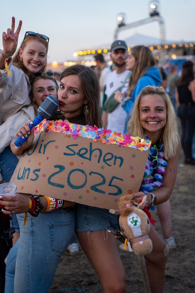 Tanzende Menschen auf dem Sandstedter Sommer Festival