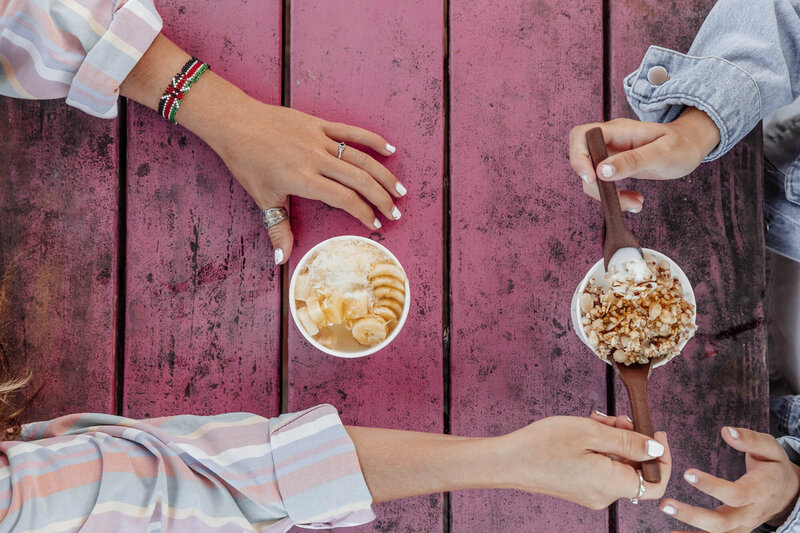 friends-sharing-ice-cream-hawaii