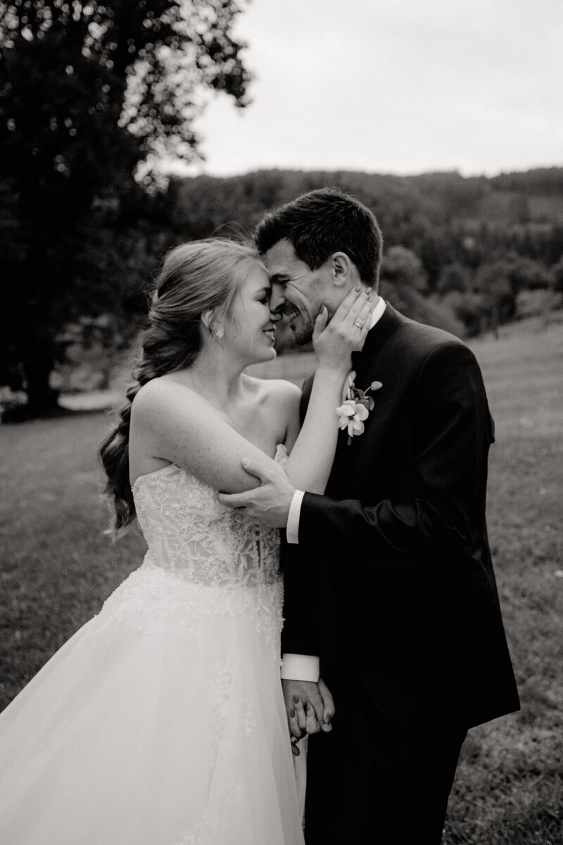 Berenice-et-Remy-mariage-couple-exterieur-foret7