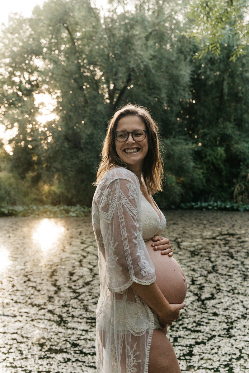 Zwangerschapsfotoshoot buiten tijdens golden hour