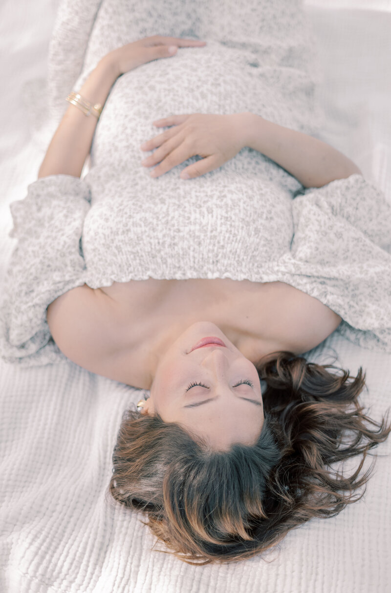 Relaxing Dallas pregnancy photoshoot outdoors