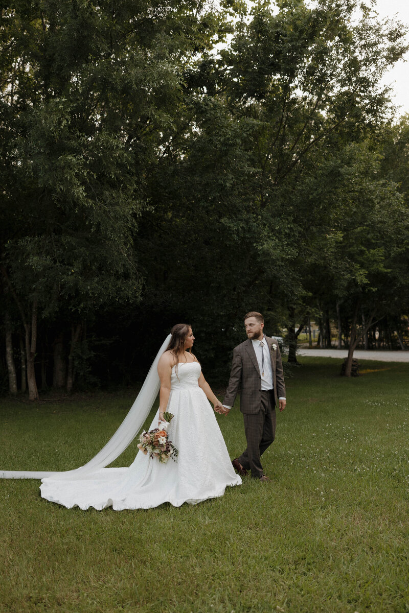 Unlock the magic of your love story with Cassie Beth Photography, Iowa's trusted wedding photographer. Immerse yourself in a world of elegance and creativity as Cassie captures each moment with artistic brilliance. Seamlessly navigate wedding photographer costs and experience the seamless blend of photography and videography.