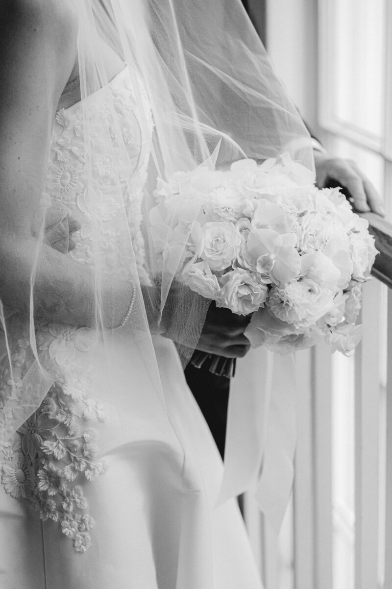 white-floral-bouquet