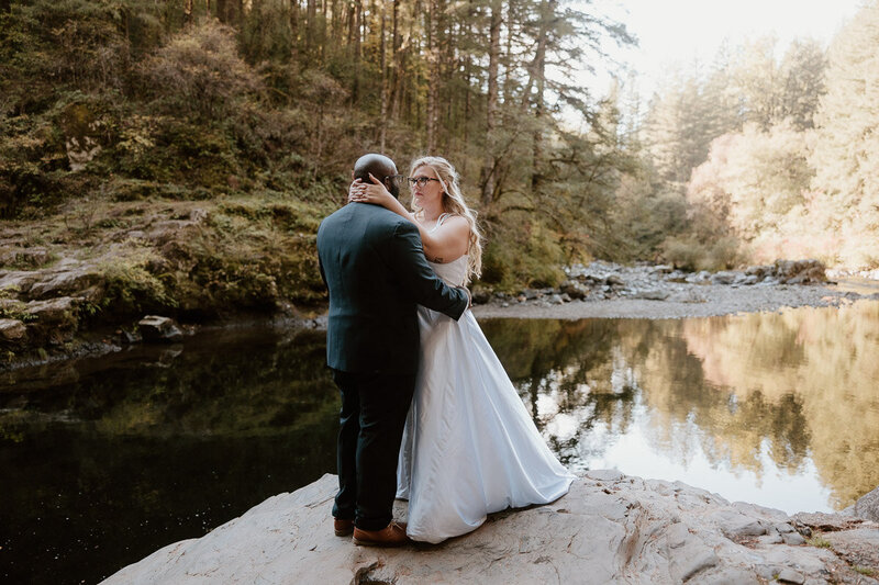 elopement at moulton falls washington by elopement photographer lindsey wickert