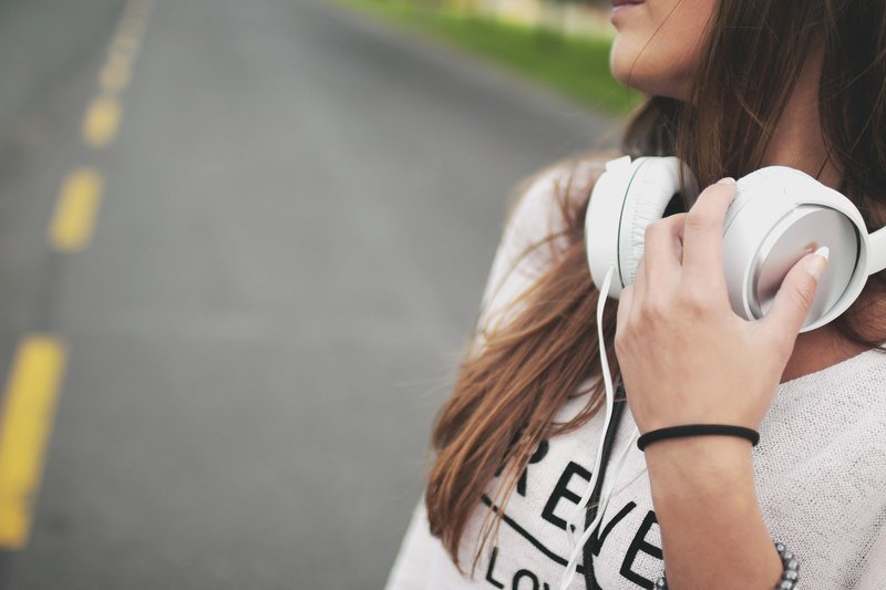 cool-earphones-girl-7409