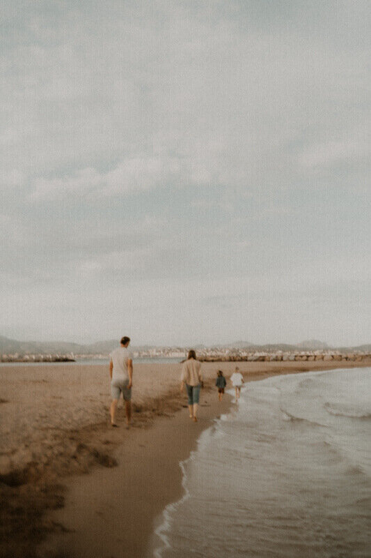 seance photo famille sur la plage de saint aygulf avec  une photographe des alpes maritimes