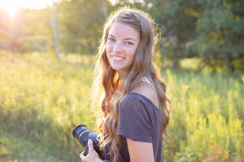 Justine is a MN and WI wedding photographer who loves outdoor sessions