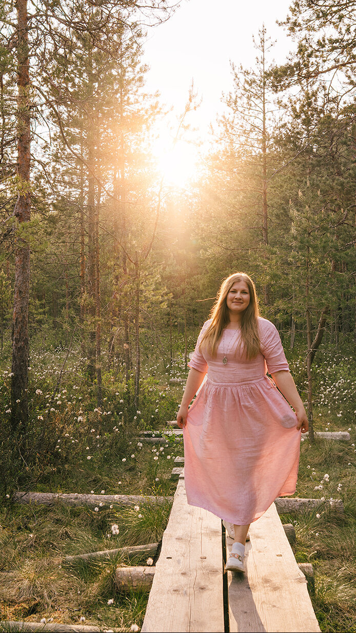 valokuvaaja susanna lyhdyn valossa valvisessa maisemassa