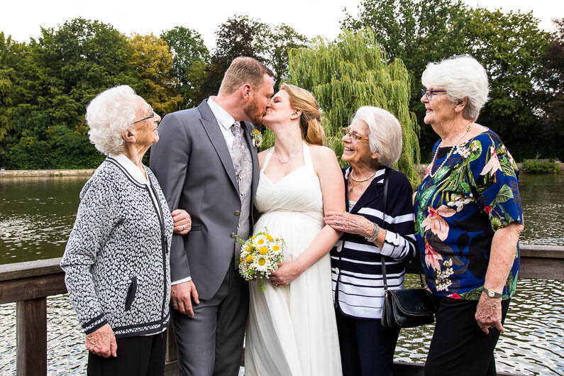 Generationsfoto Gruppenfoto mit Kuss Hochzeit
