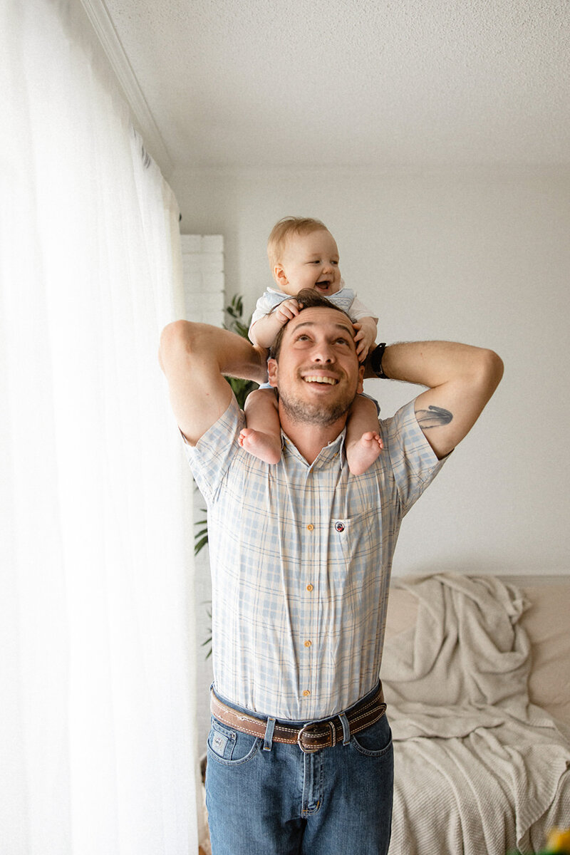 baby-on-dad's-shoulders