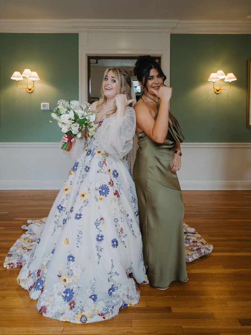 bride and her best woman making a funny face