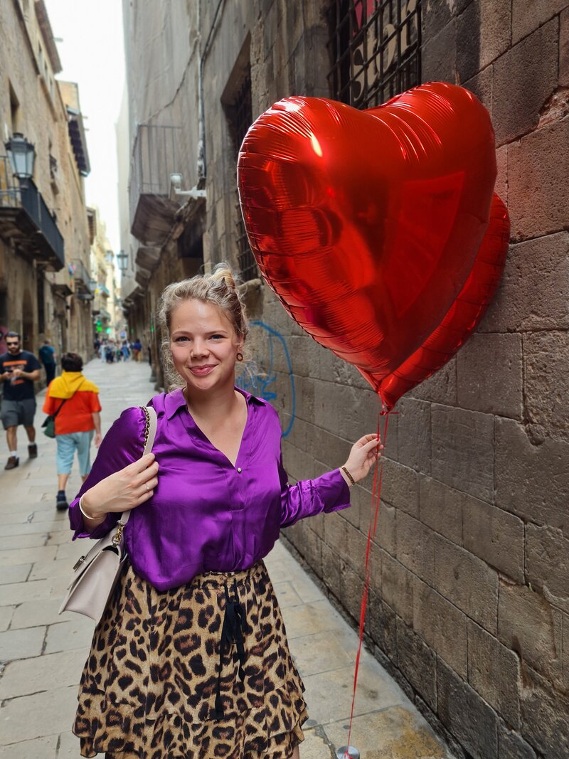 Vrouw met hartenballon