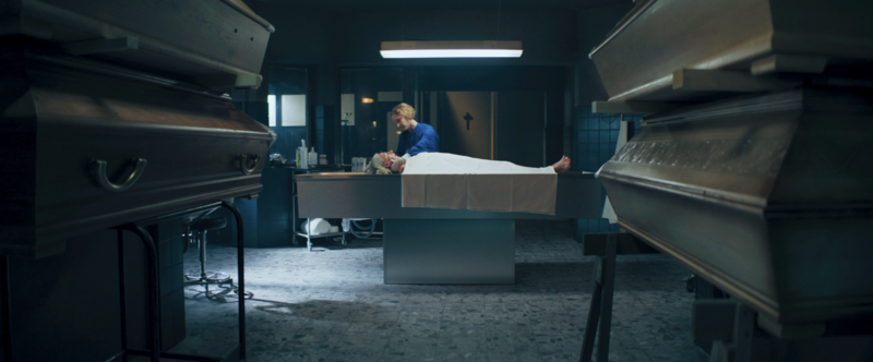 tense-moment-woman-of-the-dead-burchardt-07