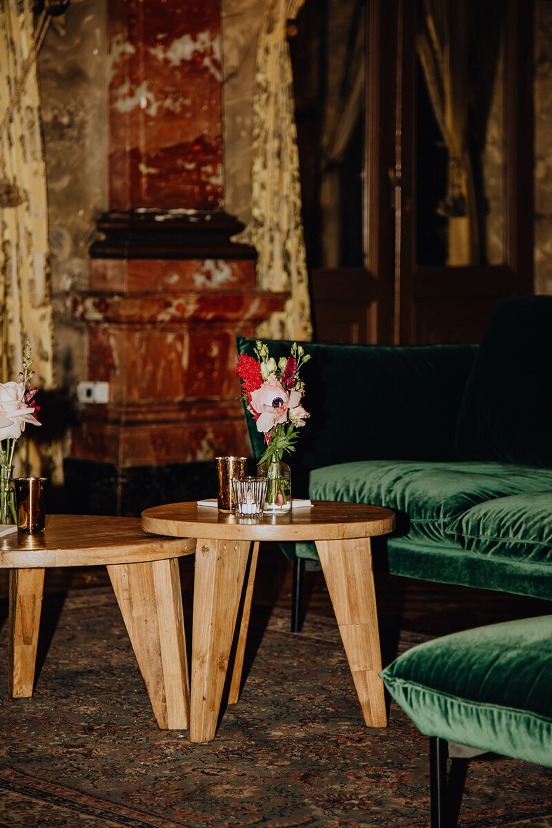 Groene velvet zetels voor loungesetting met styling in de opera van Gent.