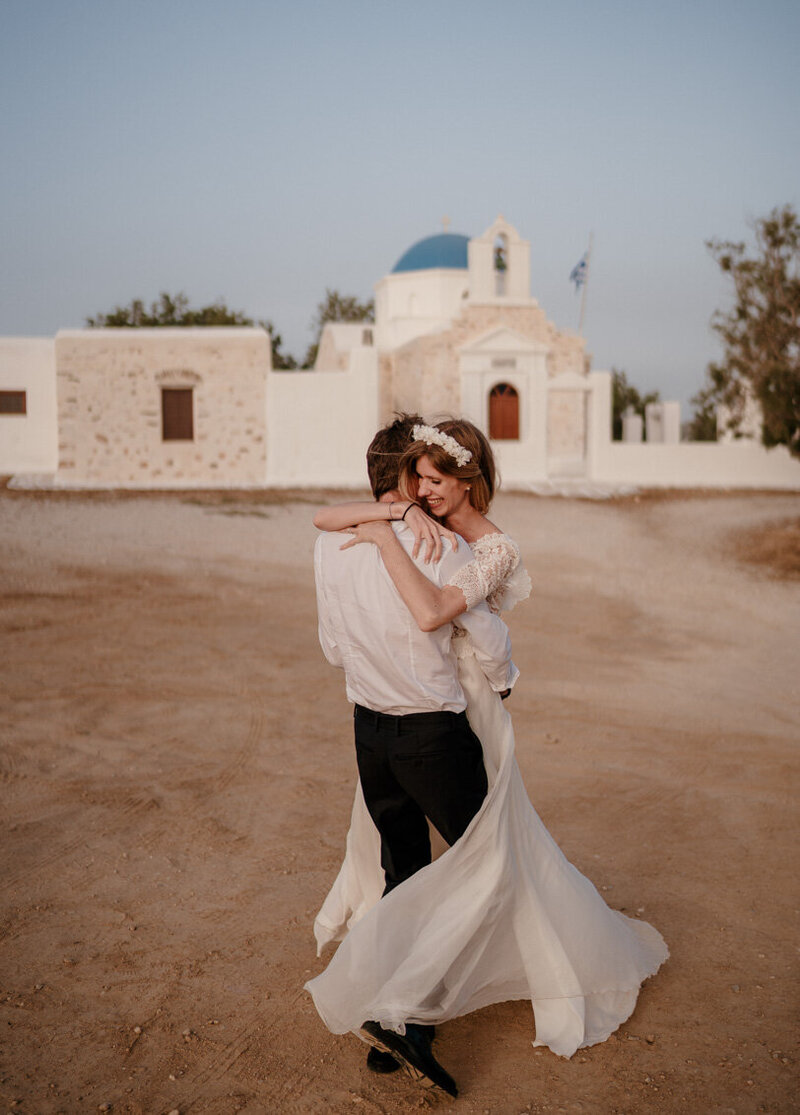 Témoignage client d’un couple pour leur mariage à Paros en Grèce – une expérience de destination wedding captée par notre duo photographe et vidéaste