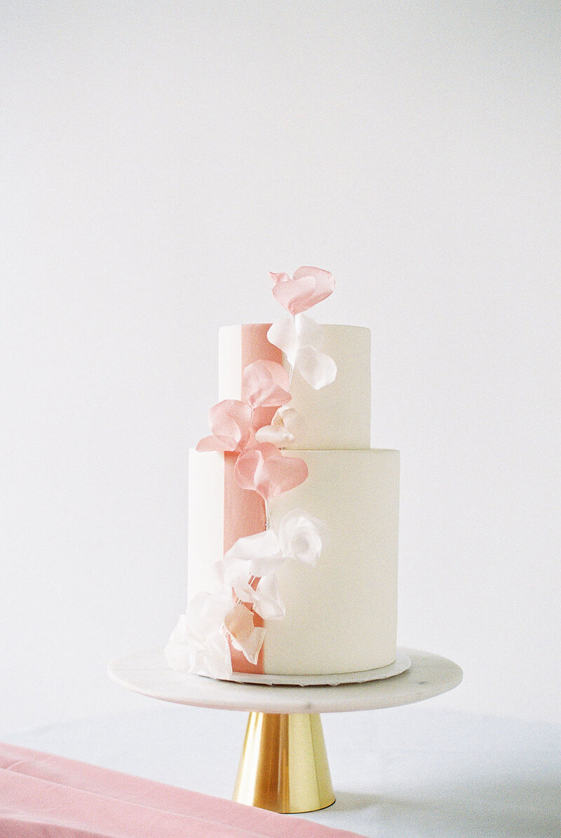 4-radiant-love-events-MOLAA-Styled-Shoot-modern-white-cake-pink-flowers-vertically-placed-gold-cake-stand-updated-romantic-elegant-timeless