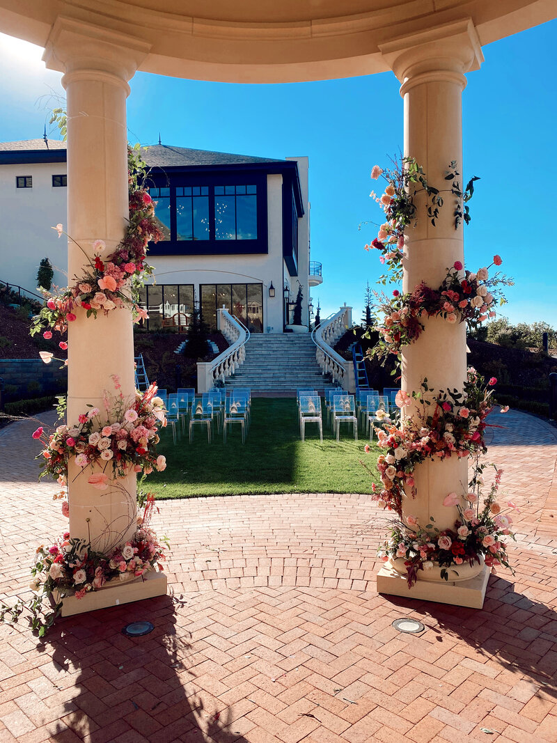 siempre utah wedding florals on a rotunda