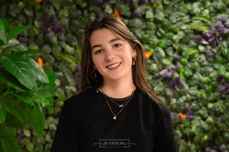 Medewerker van Haarstudio Heesch lacht naar de camera voor een portretfoto