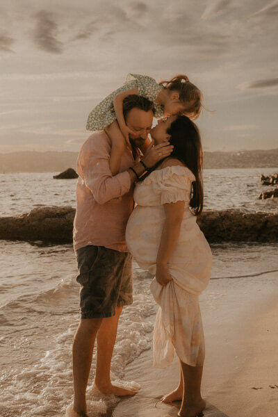 seance photo famille sur la plage des ondes a antibes pour realiser des photos de grossesse avec  une photographe grossesse de nice