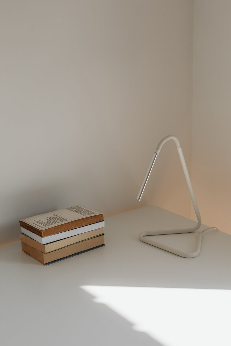 kaboompics_minimalist-desk-setup-with-books-and-modern-lamp-36976