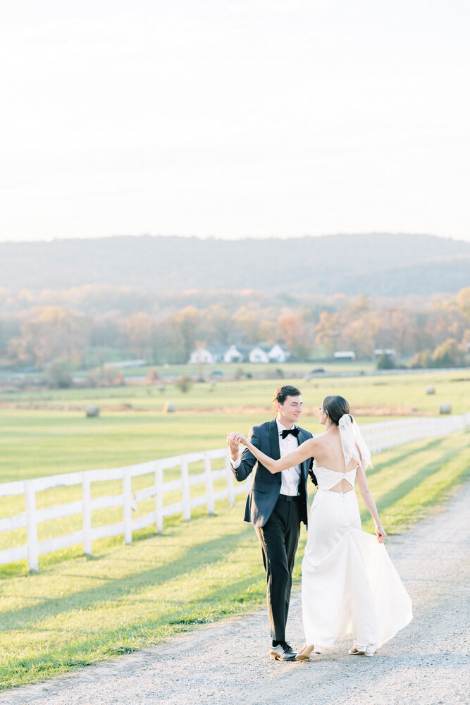 Atlanta wedding photos | Couple kissing on a Georgia estate wedding venue