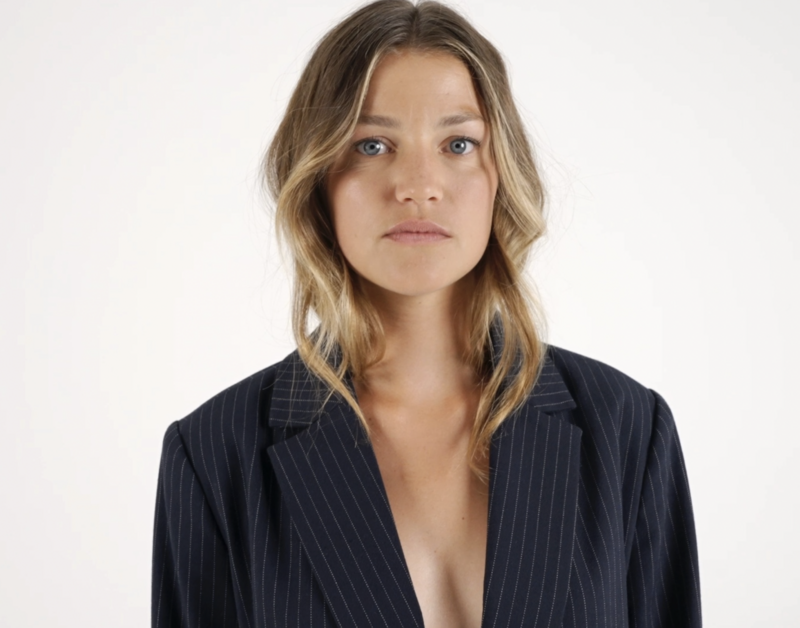 Shooting fashion de Violette Dufour par Clap Maker, veste oversize décolet, esthétique minimaliste et stylée