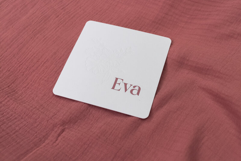 Letterpress-geboortekaartje-eva-met-bloemen-4