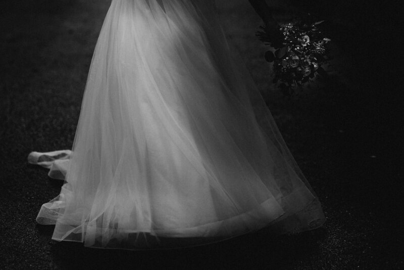 Leicht verschwommene. anmutige schwarz-weiß Aufnahme  eines ausladenden Brautkleides in Bewegung.