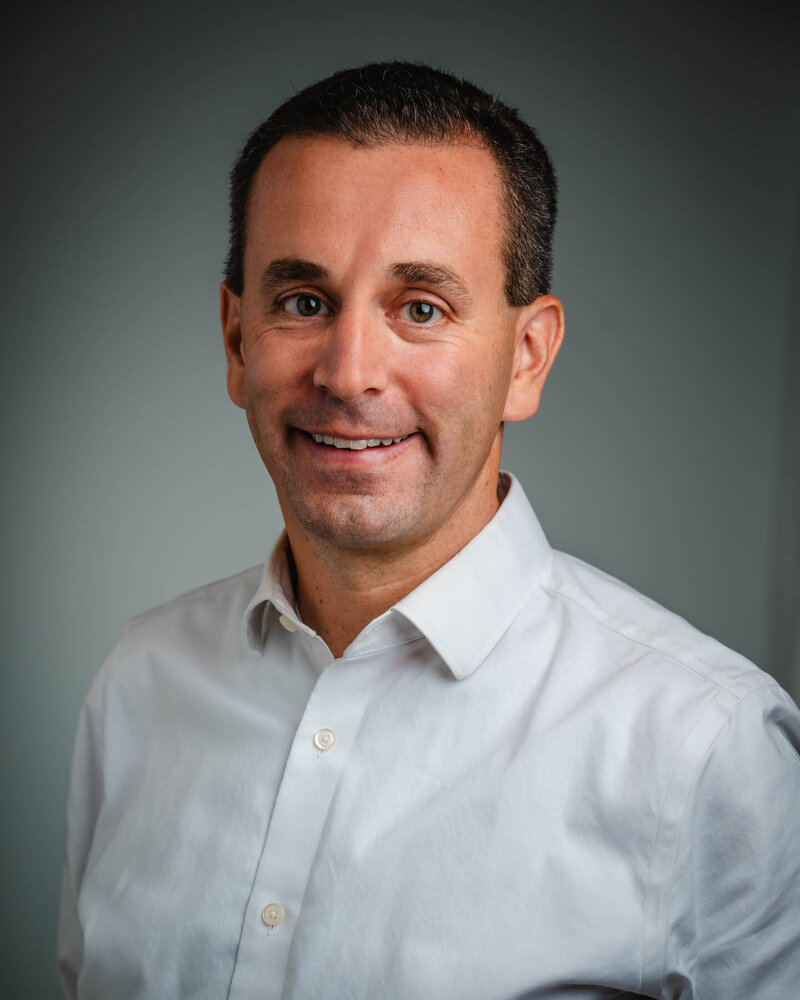 Entrepreneurs & small business owners! You know how much passion and hard work has gone into building your business, but does your audience?  The corporate headshot has evolved, today it much more styled, and needs to separate you from the pack even more so. It’s important that your style matches your brand, type of business and personality.