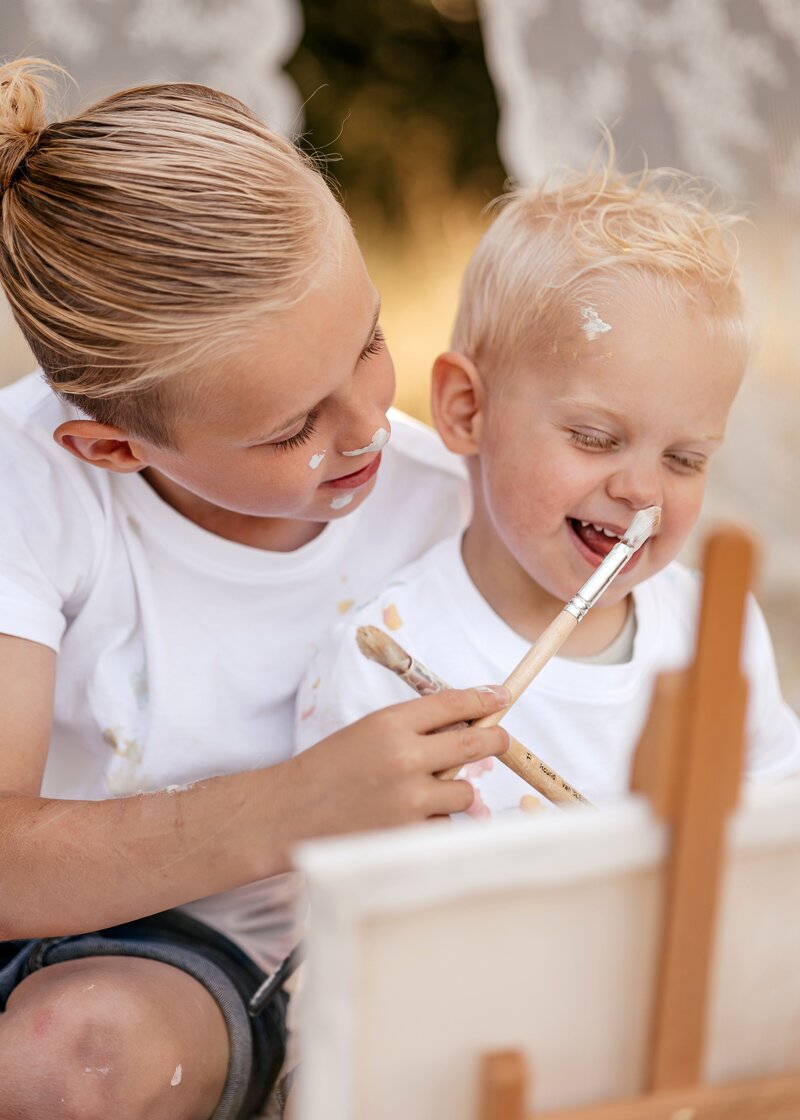 jongens tijdens paintshoot