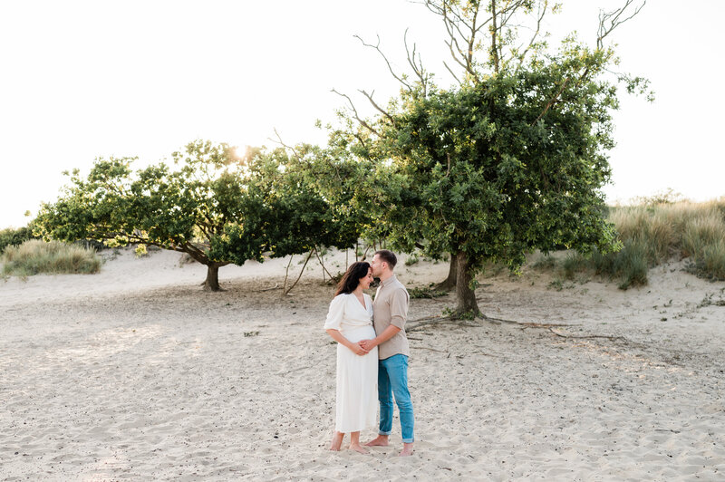 Een intieme zwangerschapsfotoshoot waarin de groeiende buik van de moeder centraal staat, gefotografeerd door Monica Stout Fotografie in Sliedrecht.