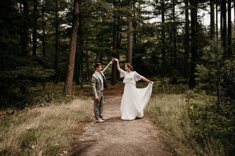 Bruidspaar danst in het bos