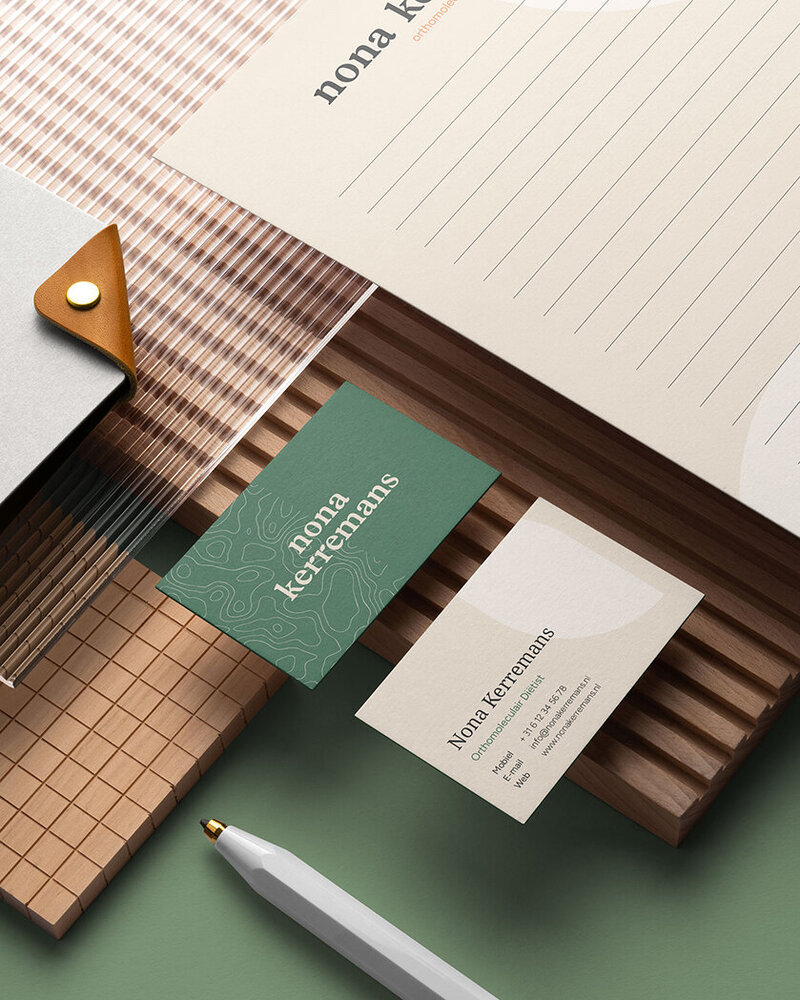 Briefpapier en dubbelzijdige visitekaartjes in natuurlijke kleuren voor orthomoleculair diëtist Nona Kerremans, zorgvuldig ontworpen door Studio Vers.