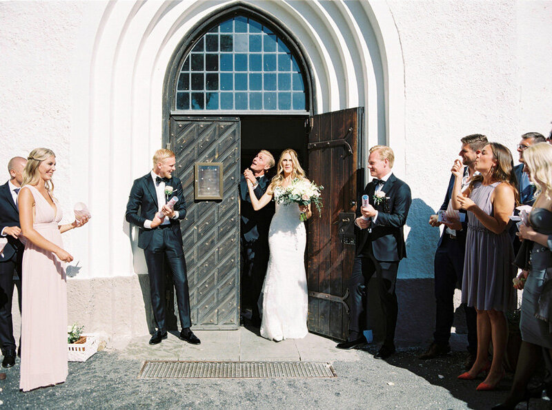 054-bride-and-groom-walking-out-from-the-ceremony-and-white-rose-petals-are-being-tossed