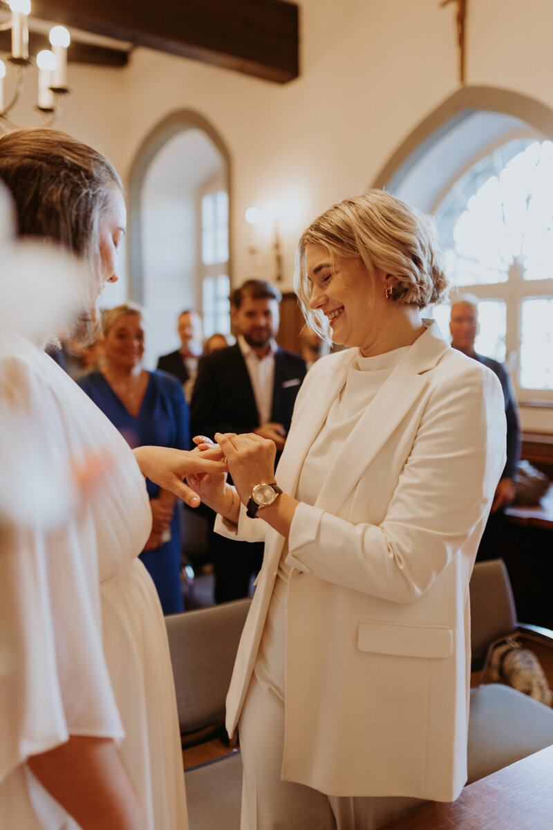 Ringübergabe bei der Standesamtlichen Hochzeit von queerem Frauenpaar in Linz am Rhein