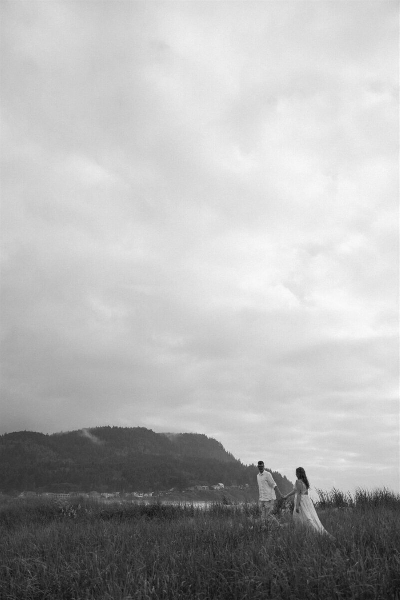 OregonCoastMicroWedding-OregonCoastCouplesPhotos-Portraits-LizzieHillardPhotography-79