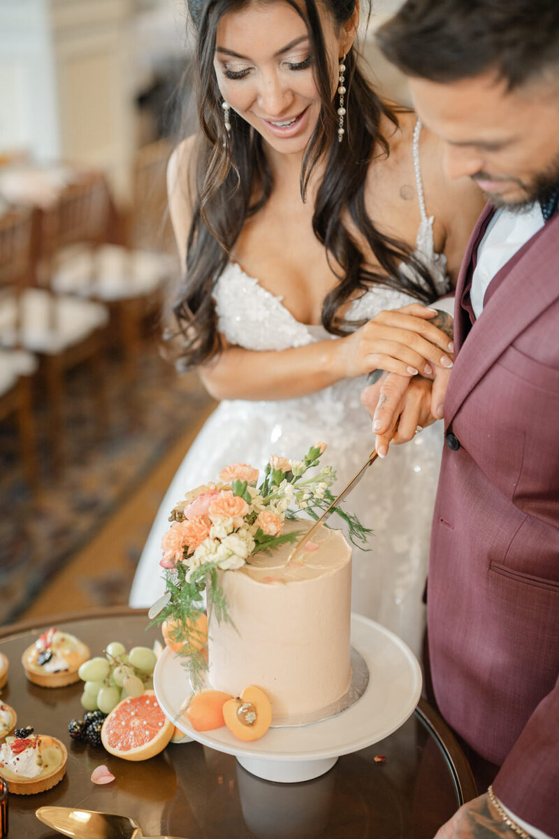 Les mariés procèdent à la coupe du gâteau lors d’un brunch de mariage convivial au Manoir Richelieu à La Malbaie, moment festif et chaleureux dans un cadre majestueux de Charlevoix