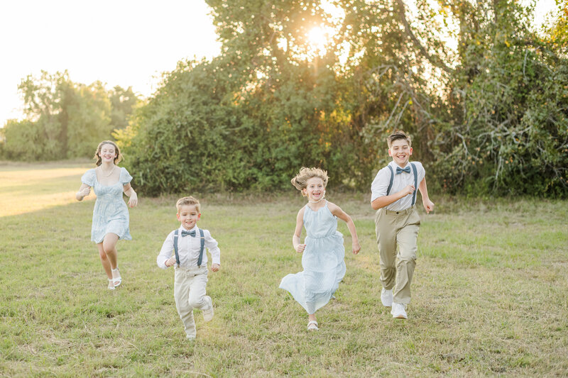 Houston-family-photo-session-in-a-field