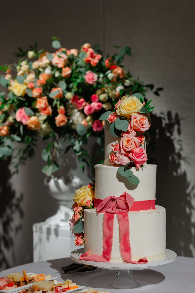 Chateau le Parc wedding cake captured by Ottawa wedding photographer JEMMAN Photography