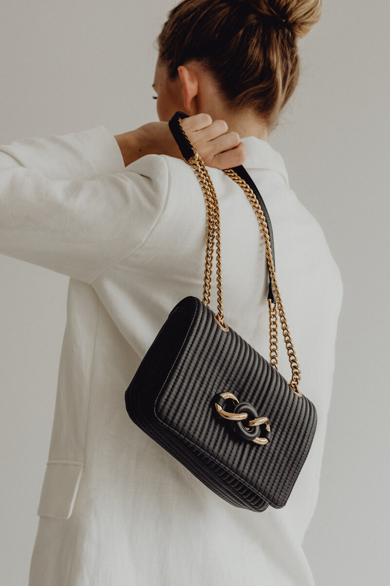 kaboompics_anonymous-female-in-trendy-outfit-with-bag-27786